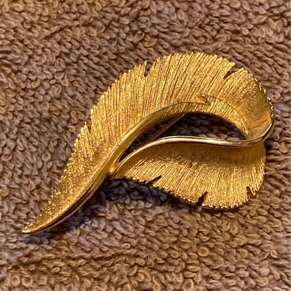 Sarah Coventry Signed 1968 Brushed Gold Tone Feather Broach - Picture 1 of 4